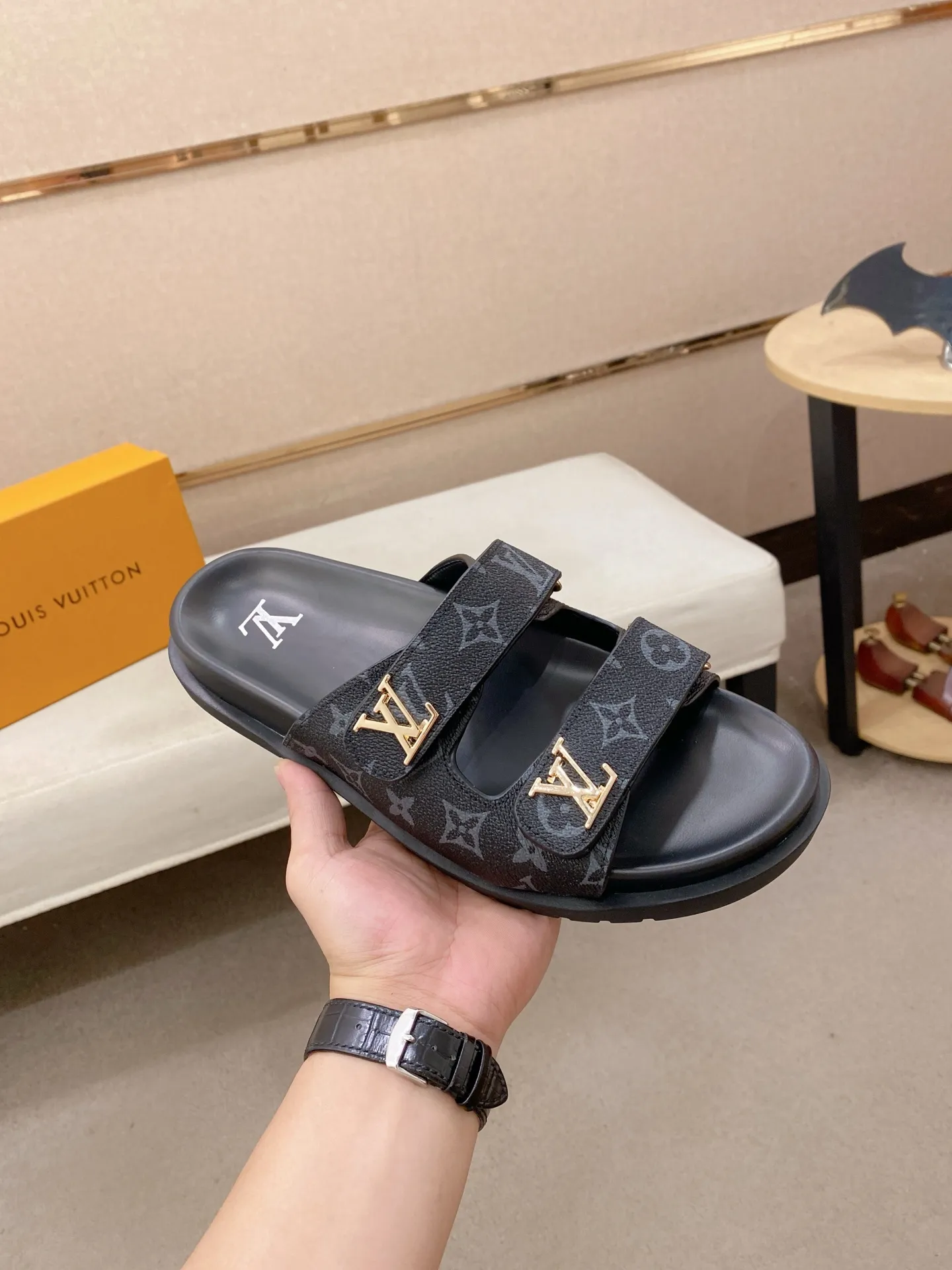 Men's shoes💰: 320💰Made by LV🔍Top purchasing agent, men's spring and summer slippers are available at the same counter. The uppers are made of cowhide imported from Italy, with logo graphics and high-quality craftsmanship. Soles: original soles specially provided by the original factory. Exclusive molded soles are super comfortable. Original goods with single order, 🔍🔍high quality, you can enter and exit the counter at will. Welcome to compare, code number 38-44. Can be customized45